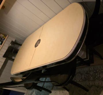 Eettafel met twee pilaren plus 4 stoelen. 100 €