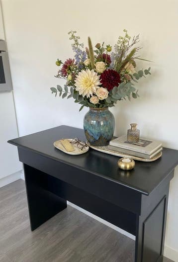 gratis Zwarte sidetable met gebruikssporen
