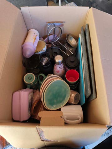 Bordjes, kopjes, bakjes, drinkfles, glazen snijplanken