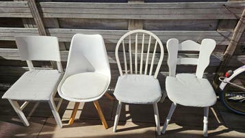 Vier verschillende witte stoelen