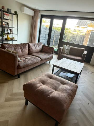 Gratis bank, poef en loveseat