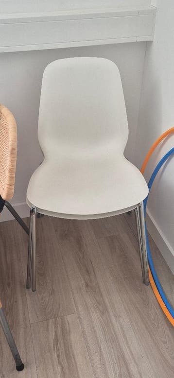 2 gratis witte stoelen IKEA