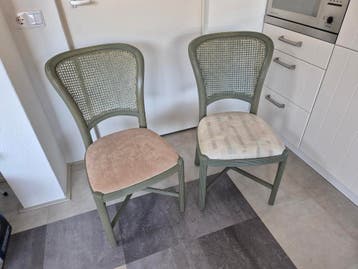 Gratis: 2 nette stoelen. Op te halen in Eerbeek
