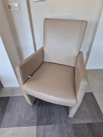 Gratis: hele nette leren eetkamerstoel met wieltjes.