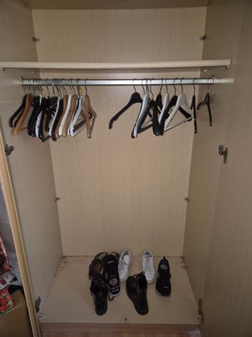 Kledingkast met spiegeldeuren en hangruimte