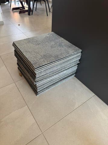 GRATIS Grijze tapijttegels