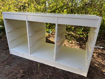 Laag kastje voor plastic bakken - Gratis af te halen