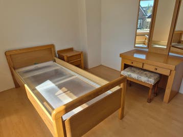 Gratis: nette slaapkamerset: bed, nachtkast + kaptafel