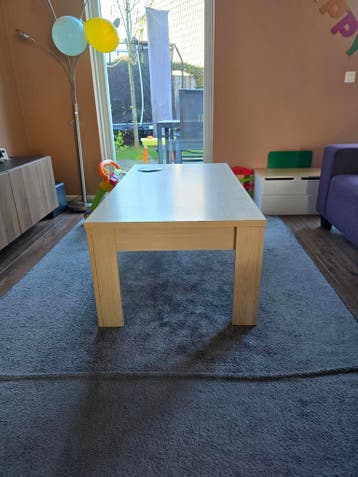 Lichtbruine salontafel.