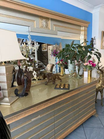 Eettafel met 6 stoelen en dressoir met spiegel en tv meubel