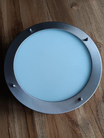 Plafondlamp met metalen rand