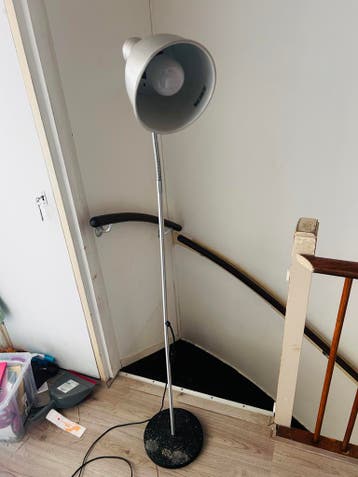 Zilverkleurige staande lamp met flexibele hals