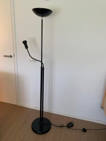 Zwarte halogeenlamp met leeslamp