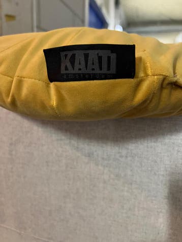 Gratis sierkussens okergeel