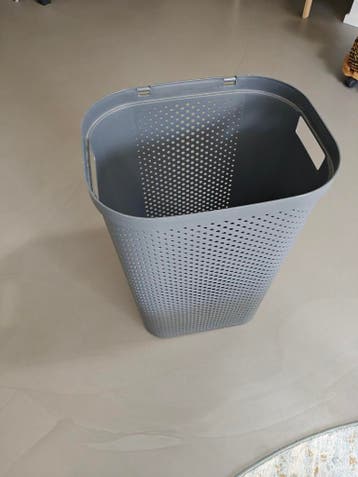 Gratis wasmand. Zonder deksel. Scheur in handvat