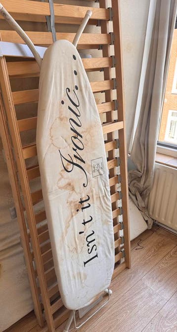 Strijkplank met gebruikte hoes