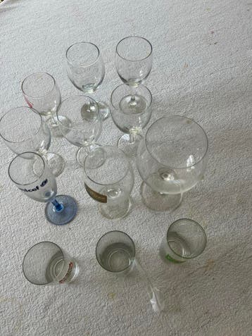 Diverse glazen: wijn, limonade en bier