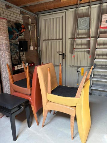 Gratis eetkamerstoelen, leer. Poten van kersenhout.