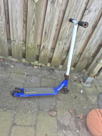 Dominator step, blauw met wit stuur