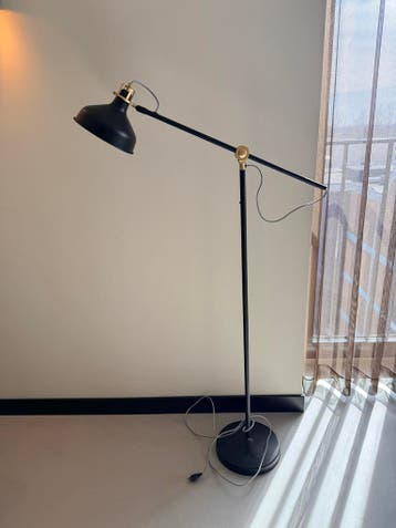 GRATIS Zwarte staande schemerlamp op ronde voet