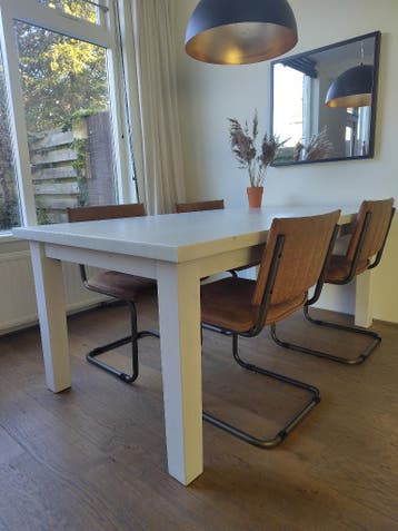 Witte massief houten eettafel