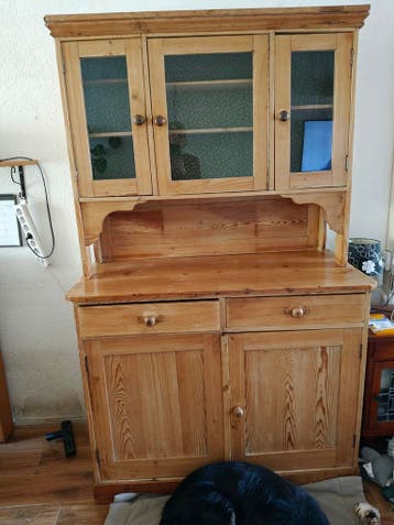 Buffetkast tweedelig niet moeders mooiste, wel stoer!