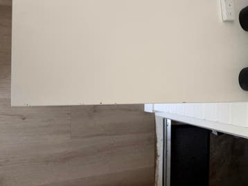 Wit bureau IKEA 2 kastjes zijkant.