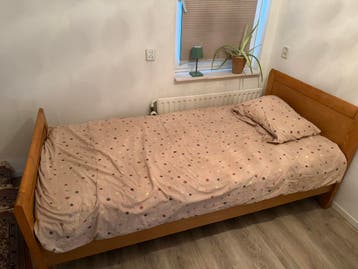 Eenpersoons houten bed