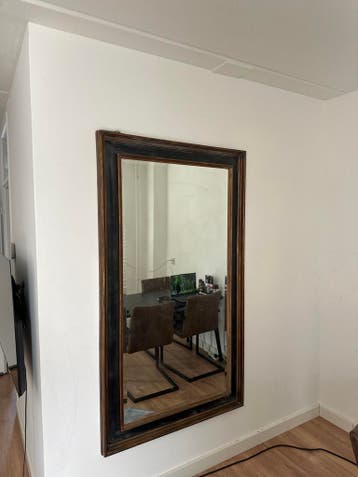 Grote spiegel met klassieke lijst