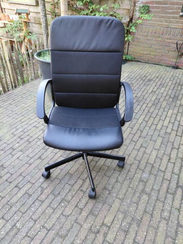 Bureaustoel gratis af te halen.
