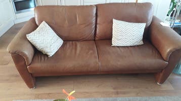 Bankstel: tweezitsbank en fauteuil