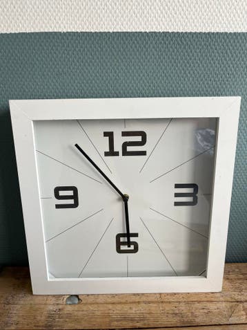Witte wandklok - werkt na batterijwissel