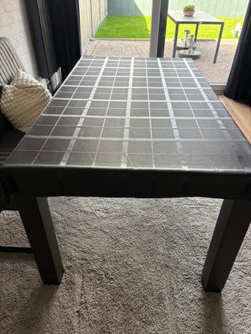 Gratis Zwarte teakhouten eettafel met tafelkleed