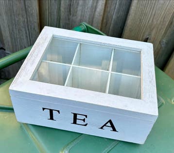 Wit theedoosje met 6 vakken en glazen deksel