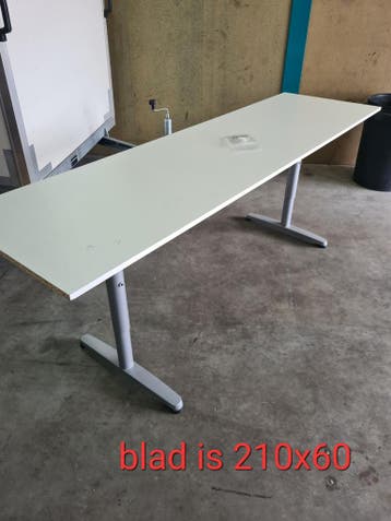 Bureau/werktafel 210x60 gratis afhalen.