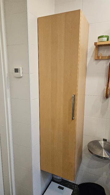 Kast voor aan de muur, glazen schapjes, voor bv handdoeken