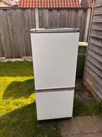 Defecte koelkast met vriesvak - voor onderdelen/reparatie