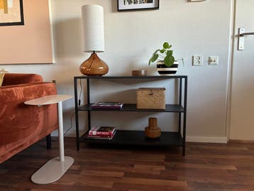 Metalen wandkast/sidetable gratis