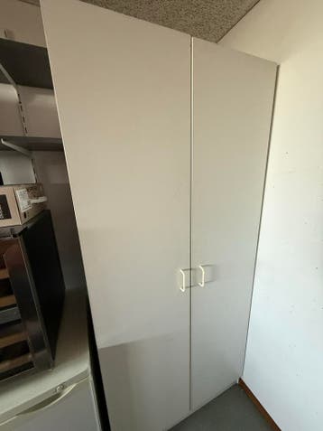 Witte bergkast voor garage of schuur