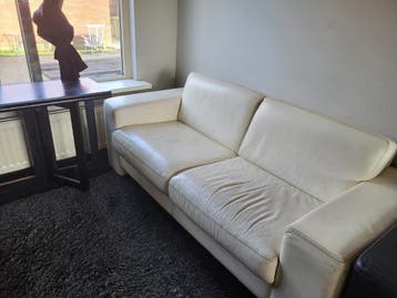 Crèmekleurige tweezitsbank