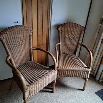 Twee rotan/riet stoelen gratis af te halen