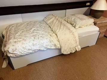 Bed incl lattenbodem en matras, dekbed en kussen