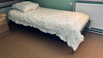 Bed incl lattenbodem en matras, dekbed en kussen