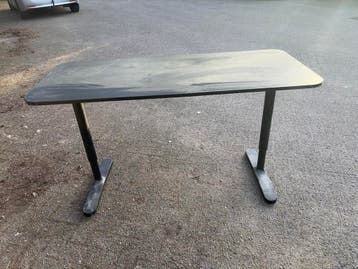 Gratis af te halen: Degelijk bureau, in hoogte verstelbaar