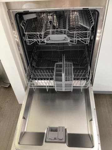 Afwas machine voor iemand die op zoek is naar onderdelen