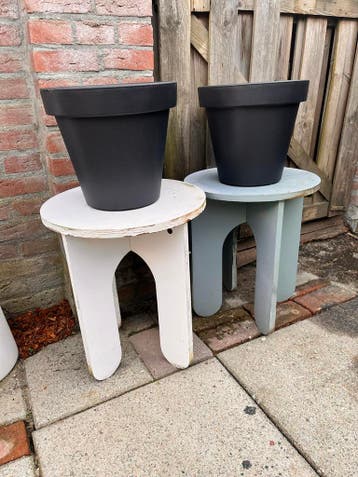 Twee houten bijzettafels, wit en grijs