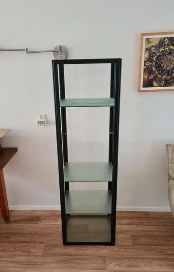 Vitrinekast van zwart metaal met matglas