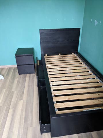 Ikeabed met lades en nachtkastje