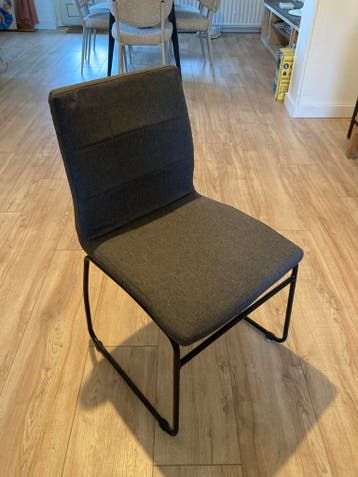 6 Grijze stoffen eetkamerstoelen met metalen onderstel