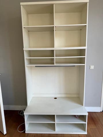 Witte tv kast met veel opbergruimte en lamp